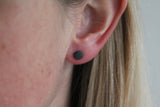 DOT øreringe, lille (mørk grå)