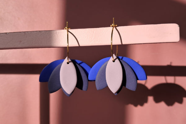 FLOWER HOOPS - forgyldt stål (koboltblå/midnatsblå/sart lilla)