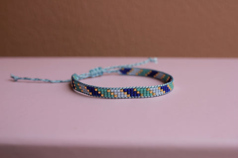 LOOM armbånd - 3 rækker (striber - blå, lyseblå, guld)
