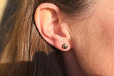 PARTY PEACOCK dot lille øreringe (sort/sølv/guld)