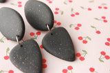 PEBBLES small øreringe (sort/glimmer eller sort)