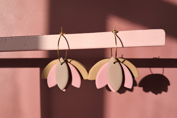 FLOWER HOOPS - forgyldt stål (frapoccino/rosa/beige)