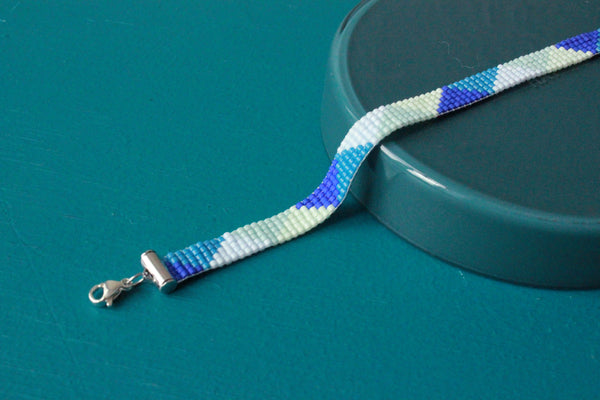 LOOM armbånd (trekant - koboltblå, blå, lyseblå, mint)